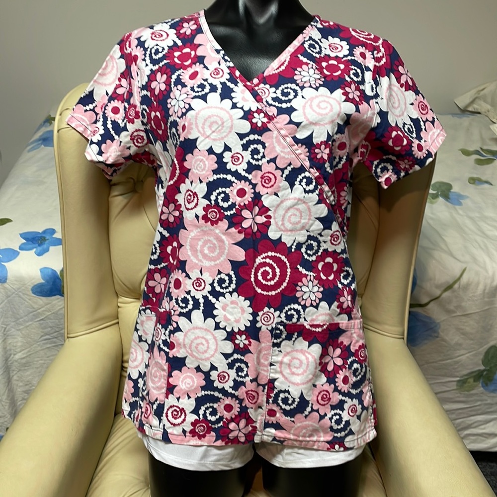 Small ladies scrub top pink flower print 🌸